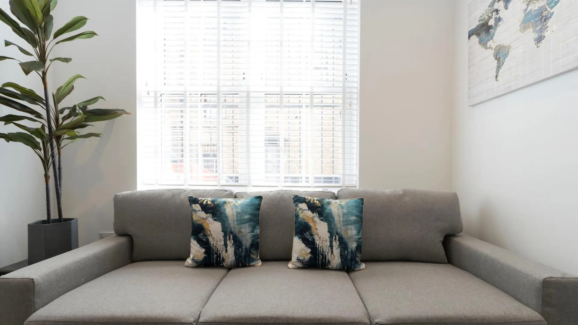 The Royal Whitechapel Apartman London 0*,